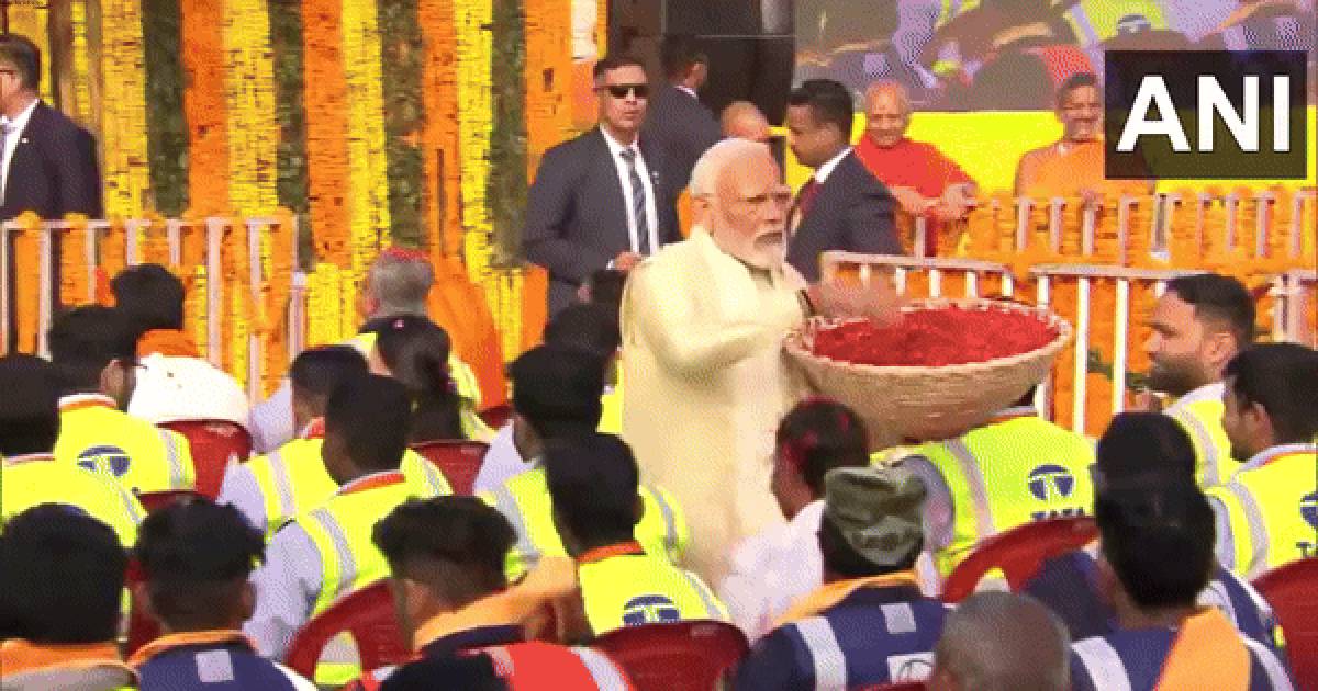 PM Modi showers flower petals on workers in Ayodhya